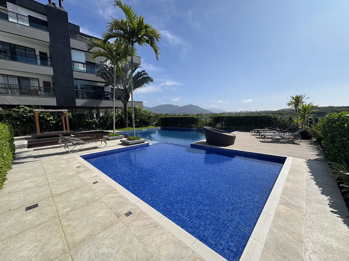 Piscina e área de lazer do condomínio