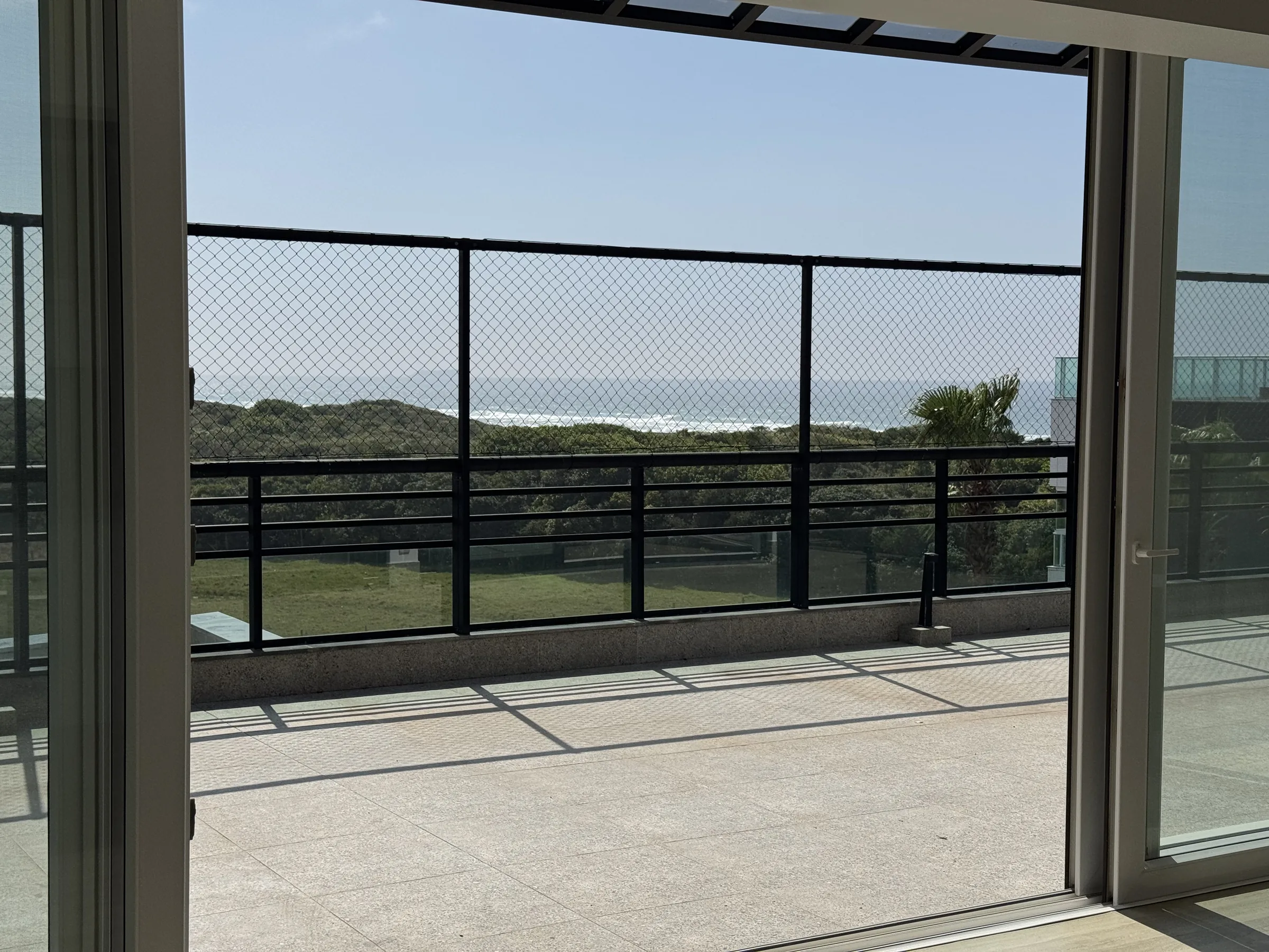 Vista do mar direto da cobertura, sem nada na frente