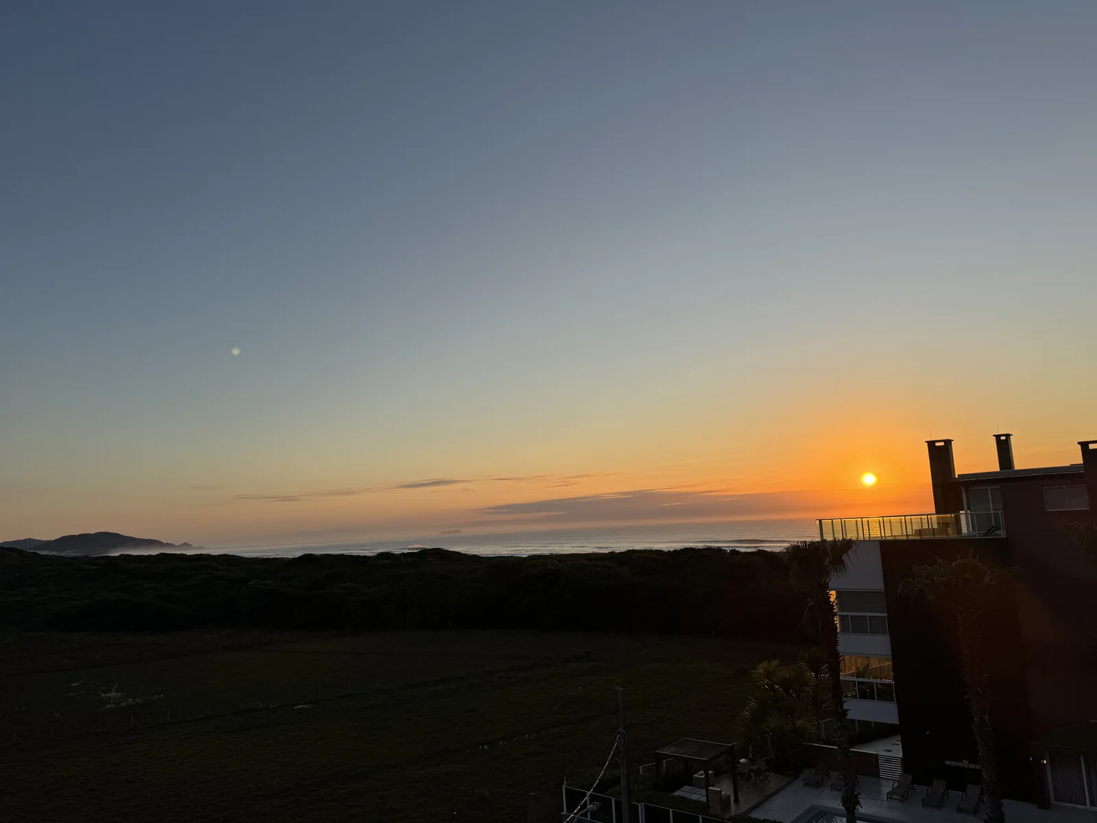 Céu ao amanhecer visto do terraço