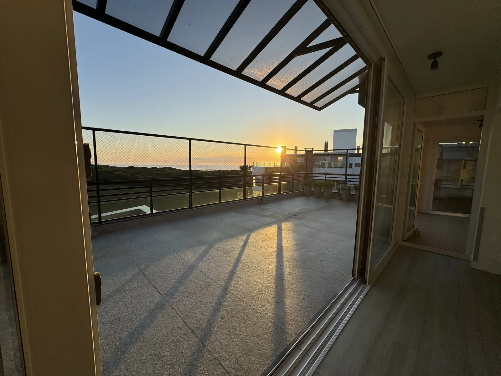 Pergolado do terraço ao entardecer